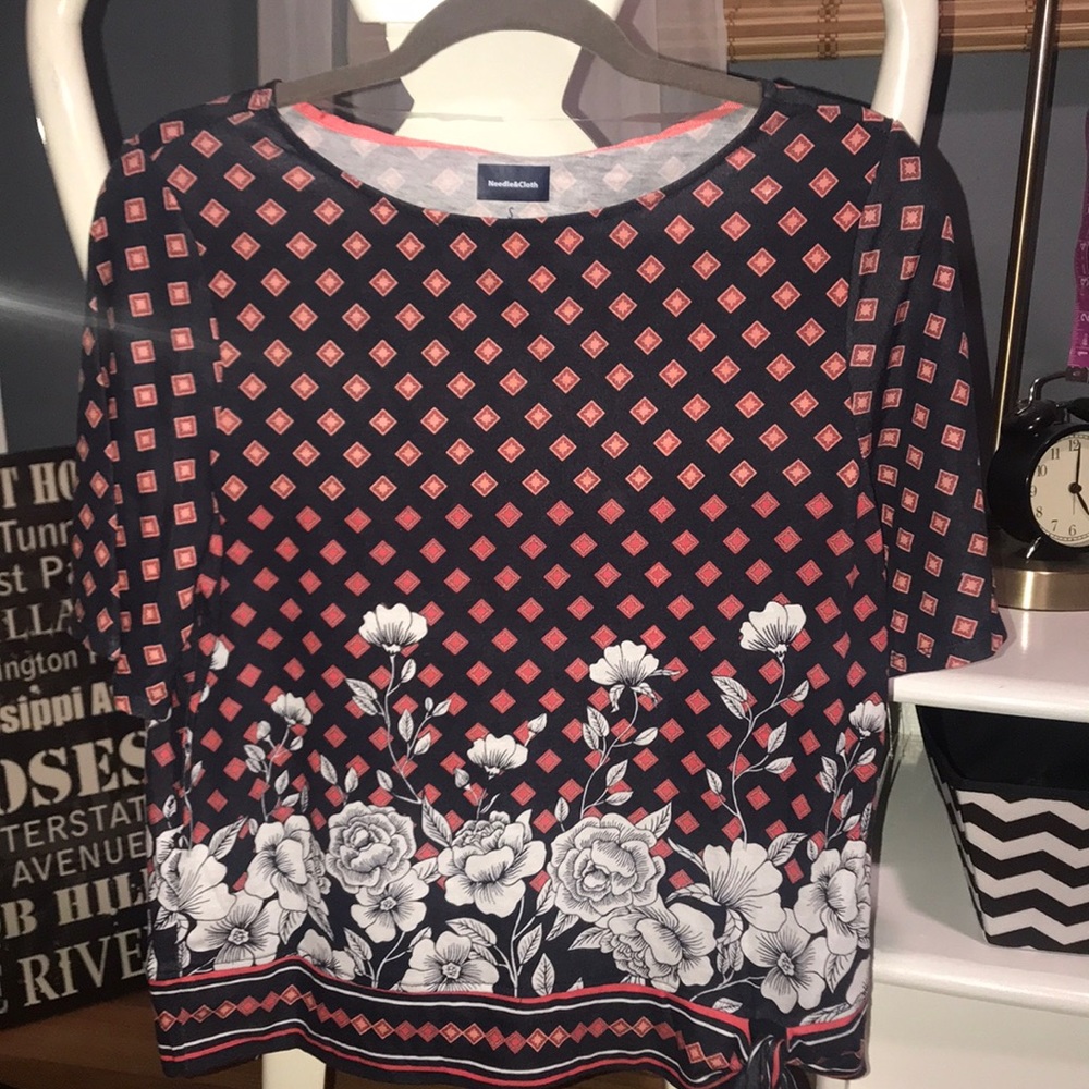 Cute tee, ties on the side. - Picture 2 of 5
